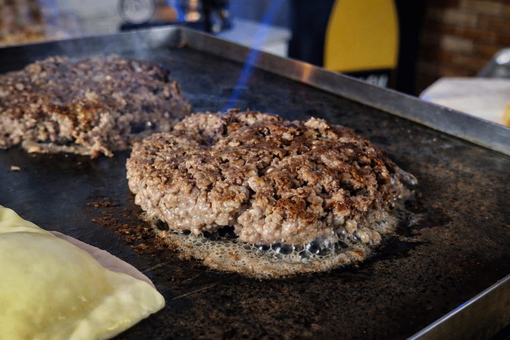 hamburguer-na-chapa-para-x-salada-1024x683 X-Salada Completo: Receita de Lanchonete com Montagem Profissional