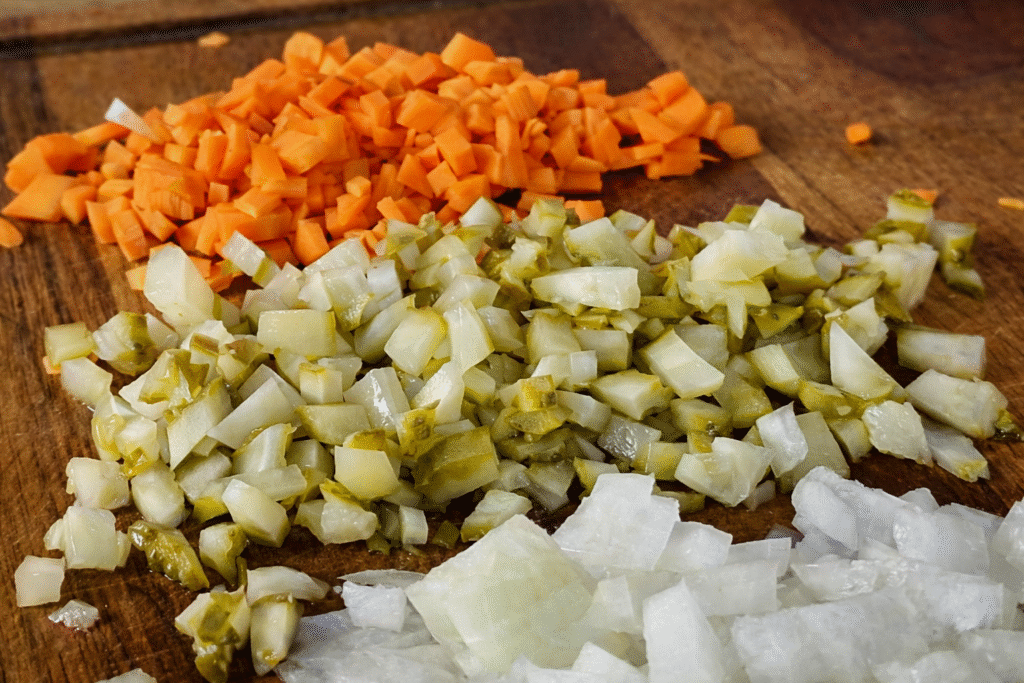 ingredientes-do-molho-tartaro-bem-picadinhos-1024x683 Molho Tártaro Caseiro: Receita Fácil, Cremosa e Perfeita para Lanches