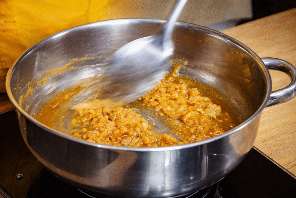 iniciando-caramelo-para-pe-de-moleque-1024x683 Pé de Moleque Crocante: Doce Tradicional de Festa Junina