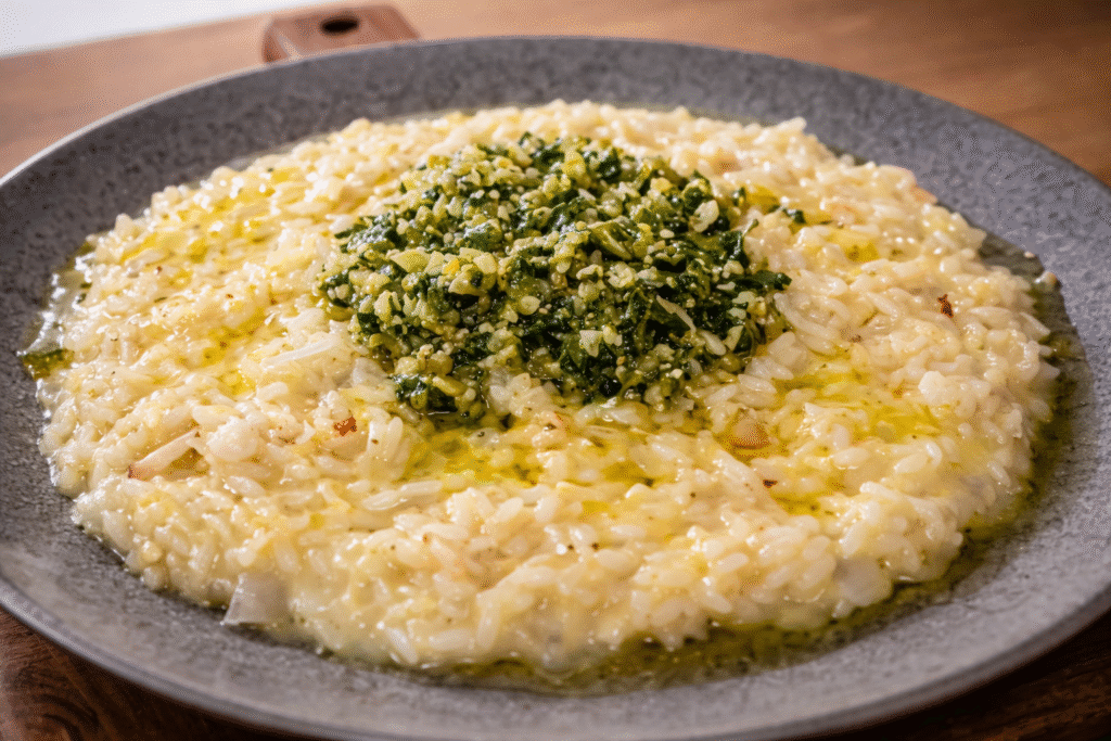 isoto-branco-com-molho-pesto-1-1024x683 Risoto Branco com Pesto: Receita Cremosa, Elegante e Cheia de Sabor