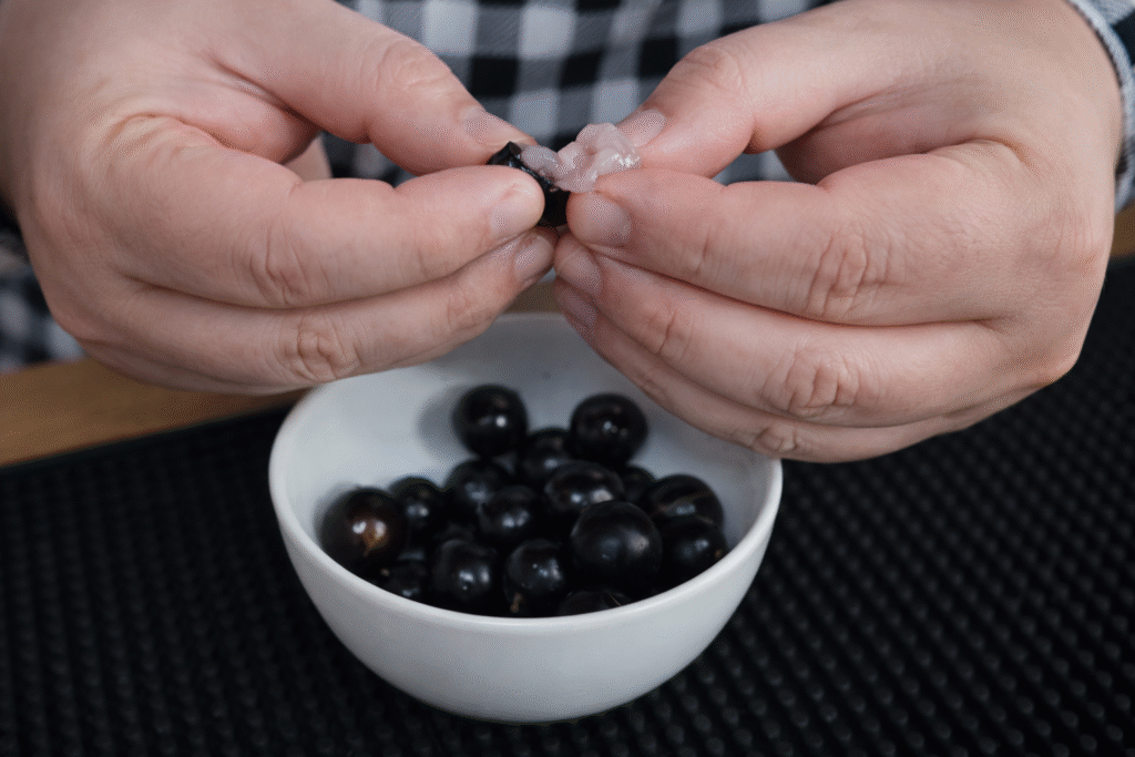jabuticaba-fresca-selecionada-para-caipirinha-1024x683 Caipirinha de Jabuticaba: receita fácil com fruta da estação