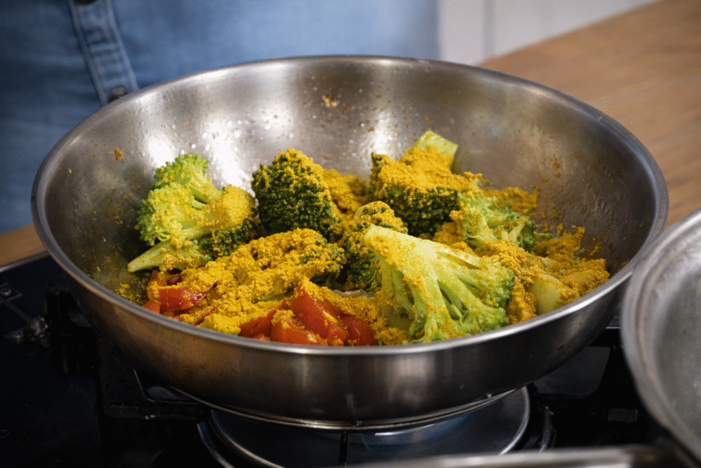 legumes-refogados-com-curry-para-massa-1024x683 Miojo ao Curry Cremoso: Receita Rápida, Diferente e Cheia de Sabor