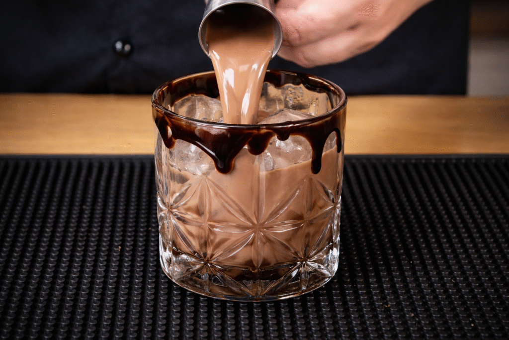 licor-de-chocolate-para-um-drink-autoral-do-chef-pv-show-1024x683 Choco Rum Cloud: Drink Cremoso com Licor de Cacau que Parece uma Nuvem