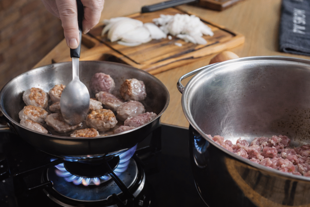 linguica-refogada-para-pirao-1024x683 Pirão d’Água com Linguiça Acebolada: receita simples, barata e cheia de memória afetiva