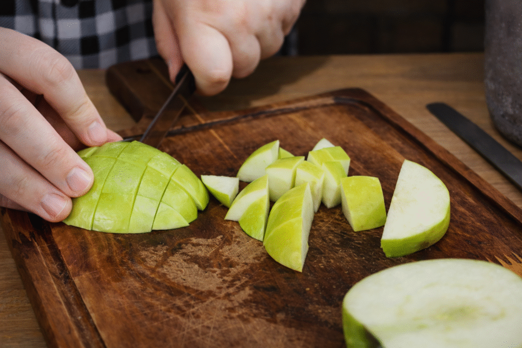 maca-verde-para-preparar-uma-caipivinho-1024x683 Drink de Vinho Branco com Maçã Verde: refrescante e fácil de fazer