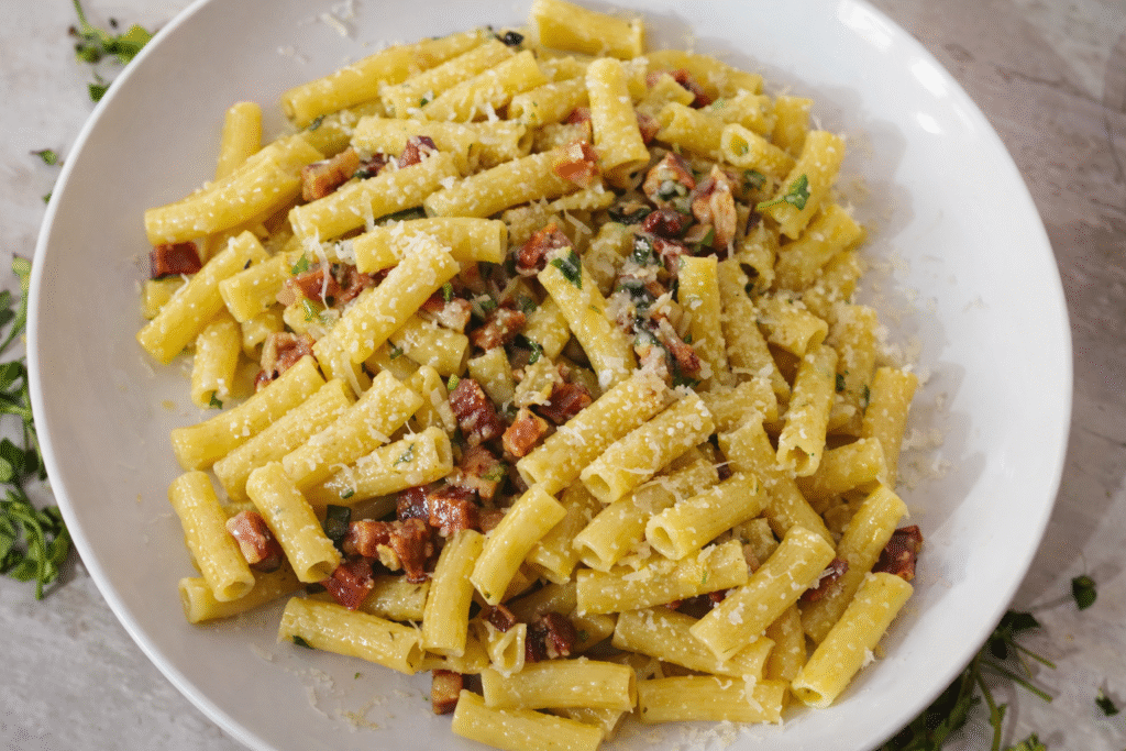 macarrao-com-molho-de-queijo-emmental-2-1024x683 Macarrão com Queijo Emmental e Bacon: Receita Cremosa Sem Molho Branco