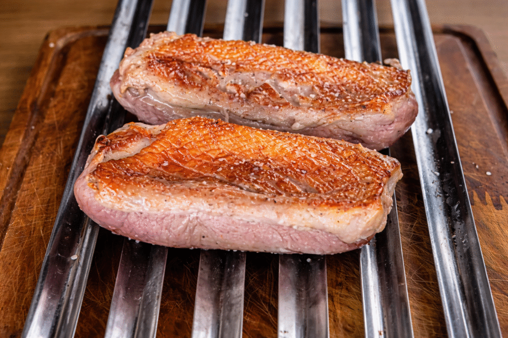 magret-de-pato-com-gordura-dourada-1024x683 Magret de Pato com Maçã Glaceada: Receita Sofisticada na Brasa