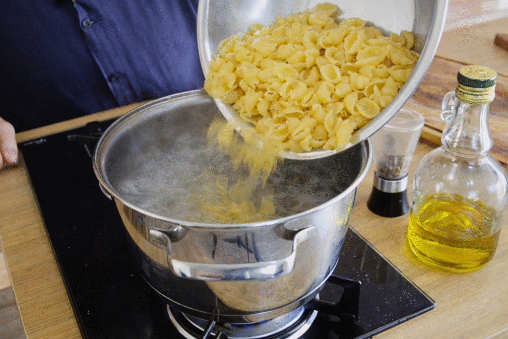 massa-cozinhando-para-prato-frio-1024x683 Massa fria com atum: receita refrescante, prática e cheia de sabor