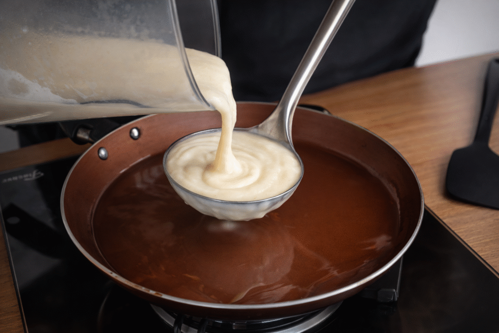 massa-de-panqueca-indo-para-a-frigideira-1024x683 Panqueca Brûlée com Doce de Leite na Churrasqueira: Sobremesa Perfeita para Impressionar