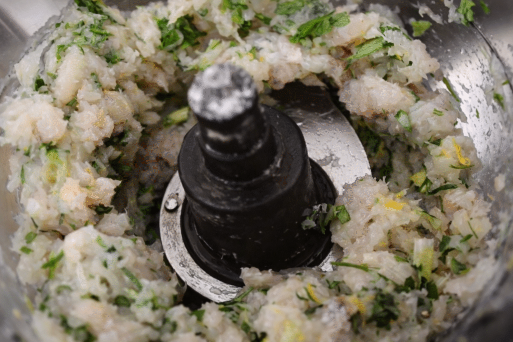 massa-de-peixe-para-hamburguer-1024x683 Hambúrguer de Peixe com Bacon (Surf)