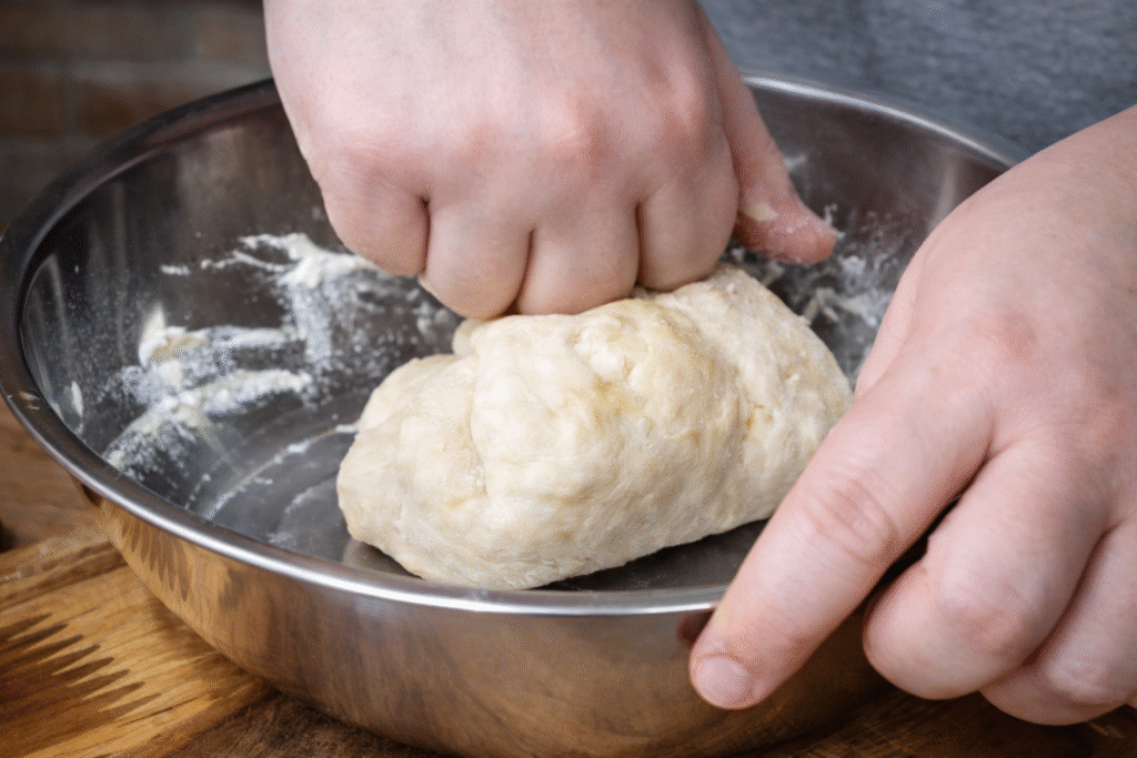 massa-para-pizza-de-frigideira-1024x683 Pizza de Frigideira Fácil: Massa Fina, Crocante e Sem Fermentação