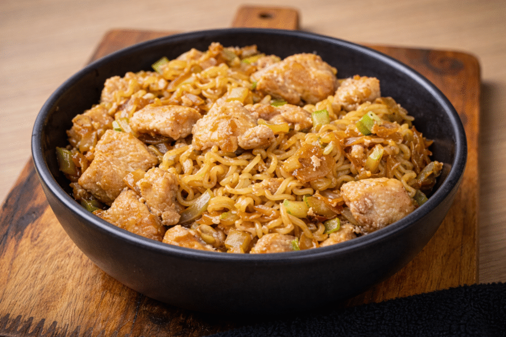 miojo-com-frango-1-1024x683 Miojo com Frango e Legumes: Receita Fácil que Vira Prato de Verdade