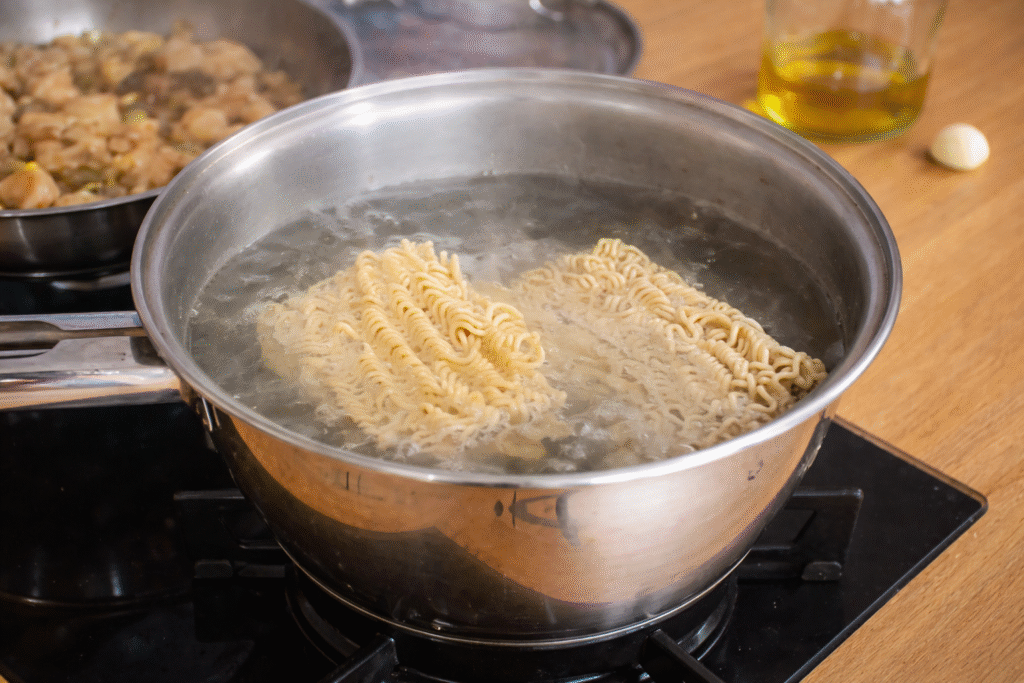 miojo-cozinhando-rapidamente-1024x683 Miojo com Frango e Legumes: Receita Fácil que Vira Prato de Verdade