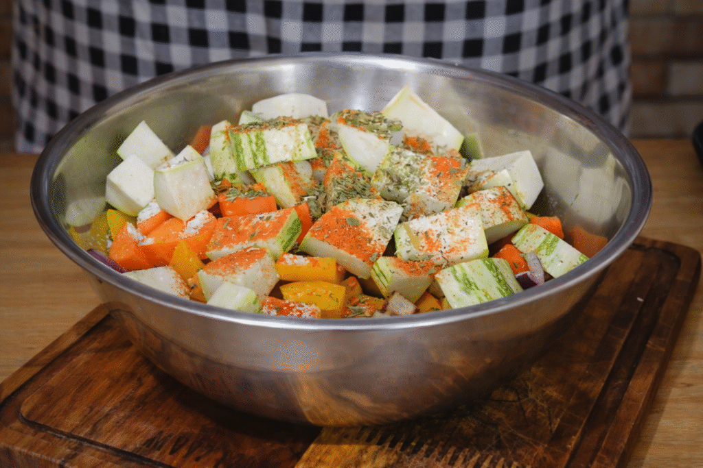 mix-de-legumes-sendo-temperados-1-1024x683 Mix de Legumes na Air Fryer: receita rápida, saudável e cheia de sabor