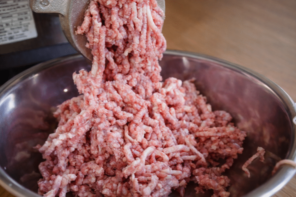 moendo-carne-para-hamburguer-1024x683 Hambúrguer Artesanal com Acém e Gordura de Filé de Costela