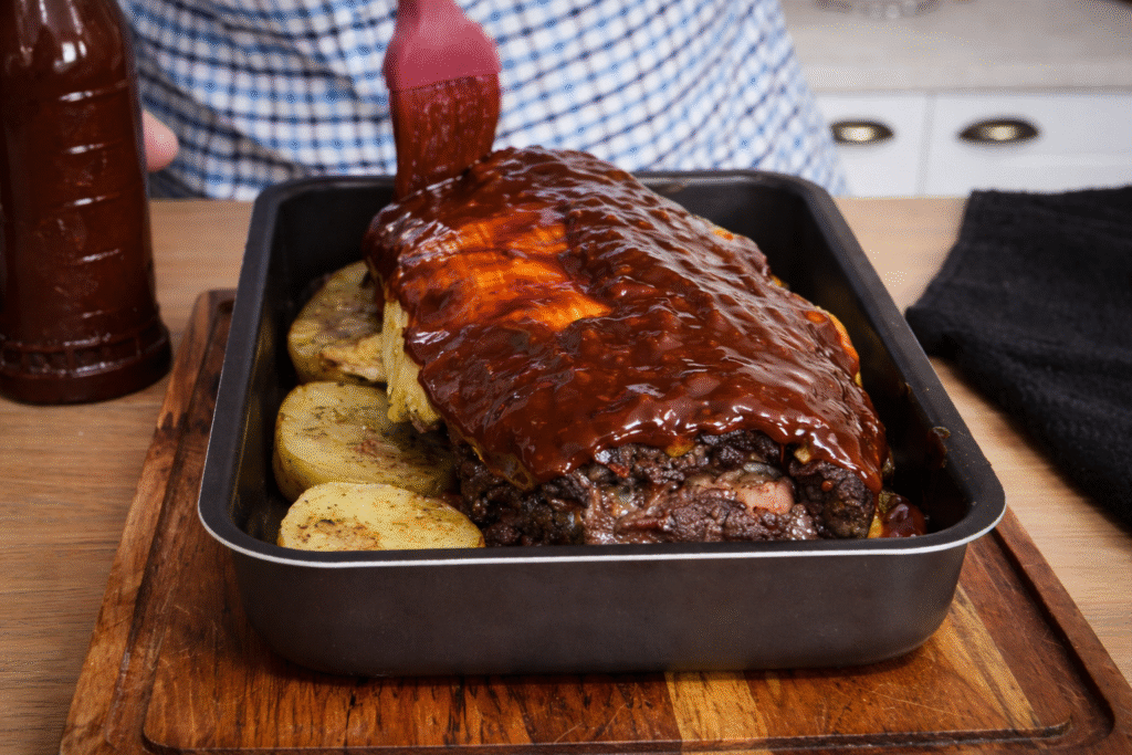 molho-barbecue-da-um-toque-defumado-incrivel-para-o-cocambole-de-carne-1024x683 Rocambole de Carne Moída com Queijo: Receita Fácil e Suculenta