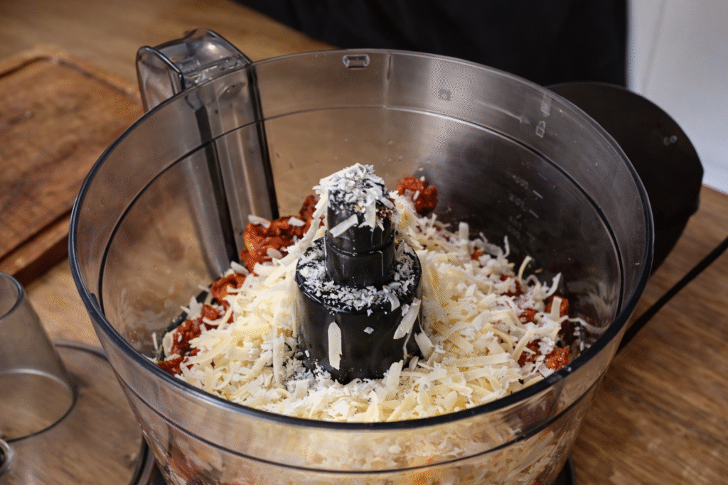 molho-pesto-de-tomate-seco-e-uma-variacao-deliciosa-1024x683 Espaguete de Abobrinha: Receita Leve, Saudável e Cheia de Sabor