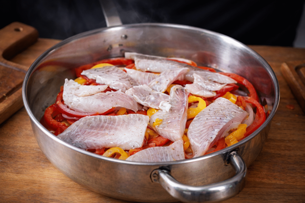 montagem-da-moqueca-de-peixe-1024x683 Moqueca de Tilápia Fácil: Receita Rápida, Saborosa e Cheia de História