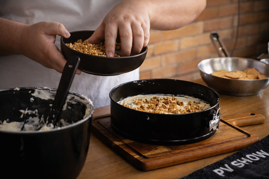 montagem-da-torta-de-nozes-1024x683 Torta de Nozes de Ano Novo: Sobremesa Gelada, Fácil e com Cara de Ceia