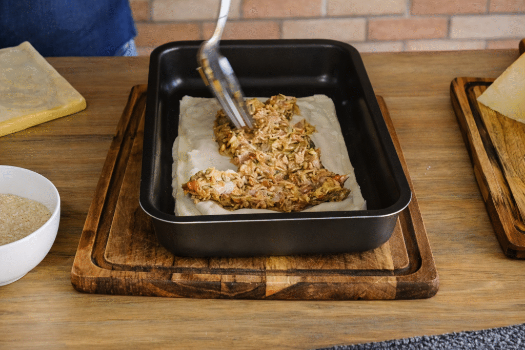 montando-as-camadas-da-lasanha-de-atum-1024x683 Lasanha de Atum com Molho Branco: Receita Cremosa e Diferente