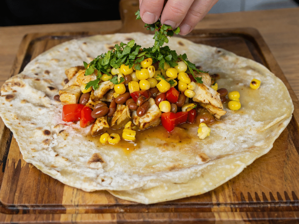 montando-burrito-de-frango-1024x768 Burrito de Frango Grelhado: Receita Mexicana Completa, Saborosa e Fácil