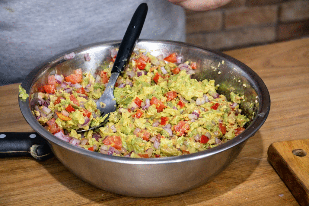 montando-o-guacamole-perfeito-1024x683 Guacamole Simples: Receita Mexicana Fresca com Pimenta e Nachos