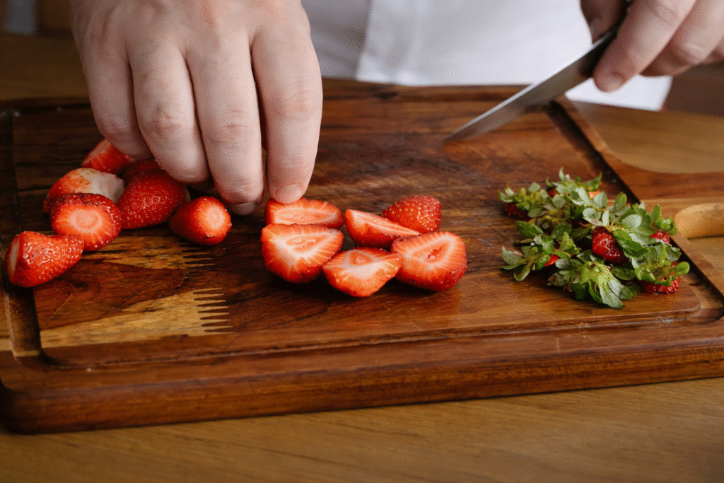 morango-cortados-para-Vacherin-Glace-1024x683 Vacherin Glacé de Suspiro com Morangos