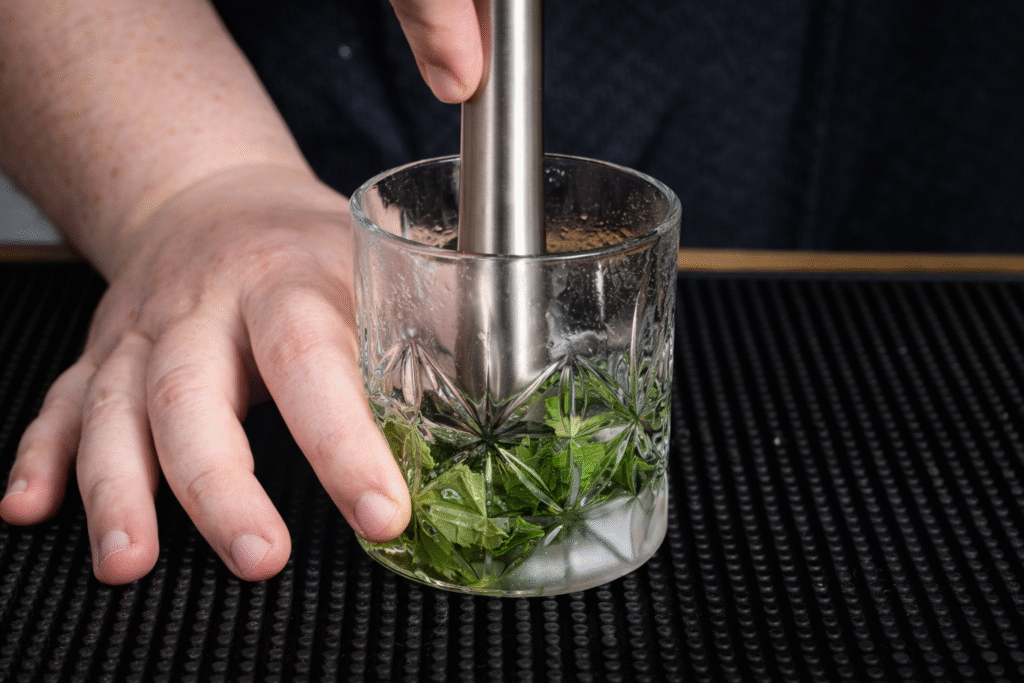 mssserando-hortela-para-mint-julep-1024x683 Mint Julep com Conhaque: Drink Refrescante, Aromático e Fácil de Fazer