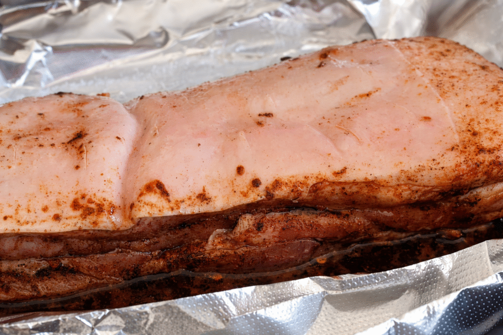 panceta-sendo-preparada-para-ir-ao-forno-1024x683 Panceta à pururuca no forno (sem óleo) com geleia de abacaxi com pimenta