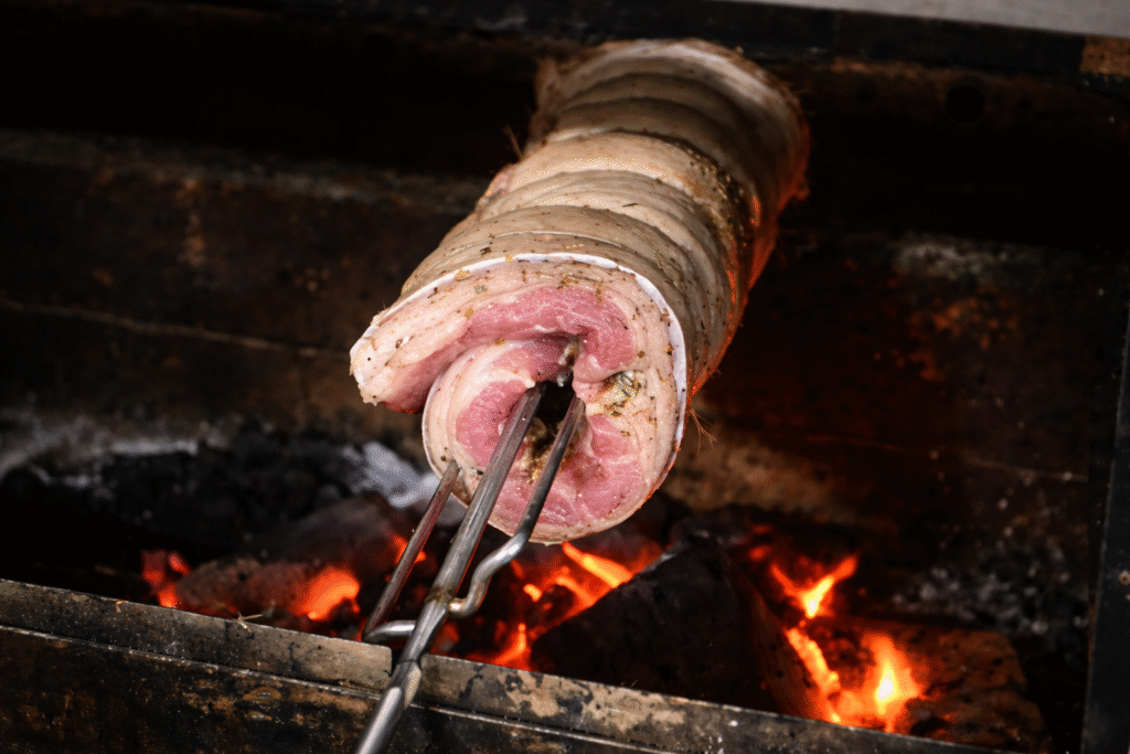 pancetta-suina-assando-na-churrasqueira-1024x683 Porchetta Assada com Pururuca: Receita Completa na Churrasqueira e no Forno