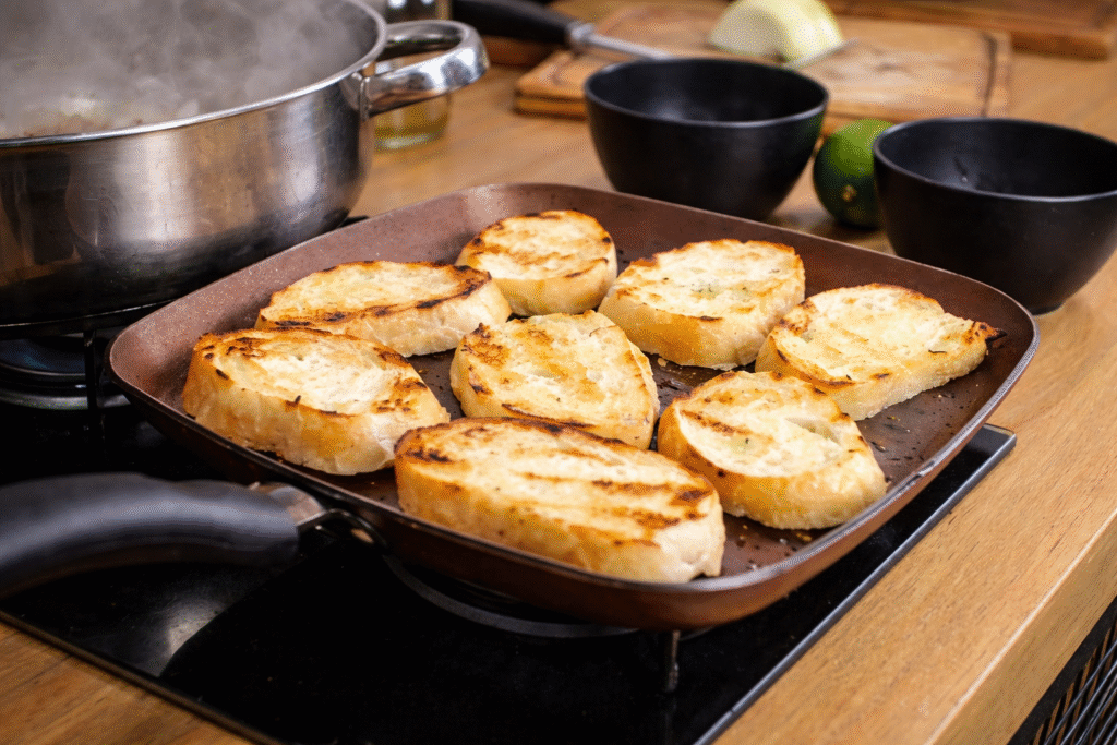 paozinho-torrado-com-azeite-1024x683 Coração de Frango Acebolado: Receita de Boteco Fácil e Saborosa