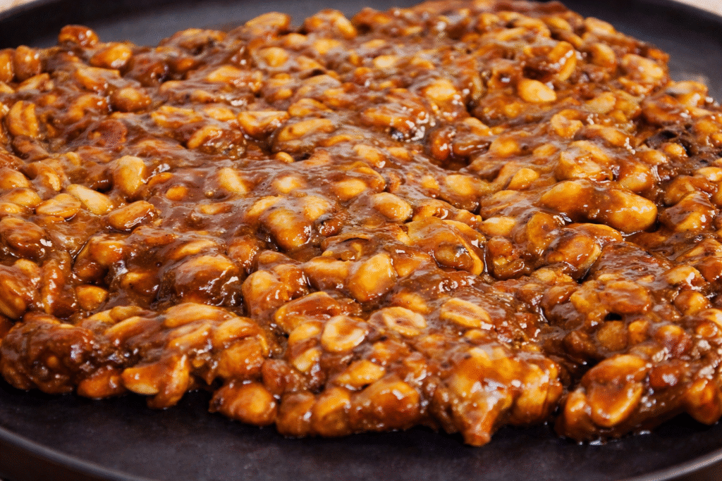 pe-de-moleque-servido-em-barras-1-1024x683 Pé de Moleque Crocante: Doce Tradicional de Festa Junina