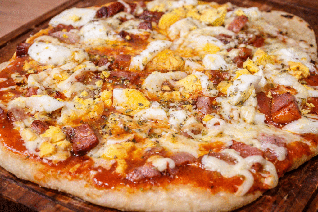 pizza-de-bacon-e-ovos-de-frigideira-1-1024x683 Pizza de Frigideira Fácil: Massa Fina, Crocante e Sem Fermentação