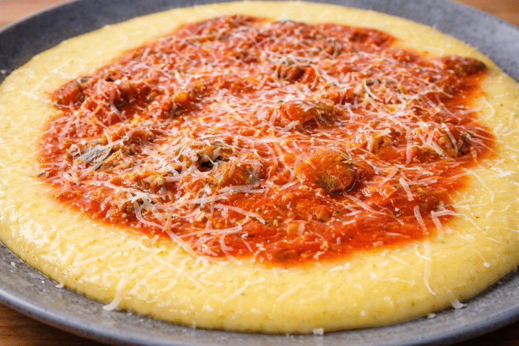 polenta-cremosa-com-coracao-ao-molho-1-1-1024x683 Coração de Frango ao Molho com Polenta Cremosa: Receita Reconfortante e Fácil