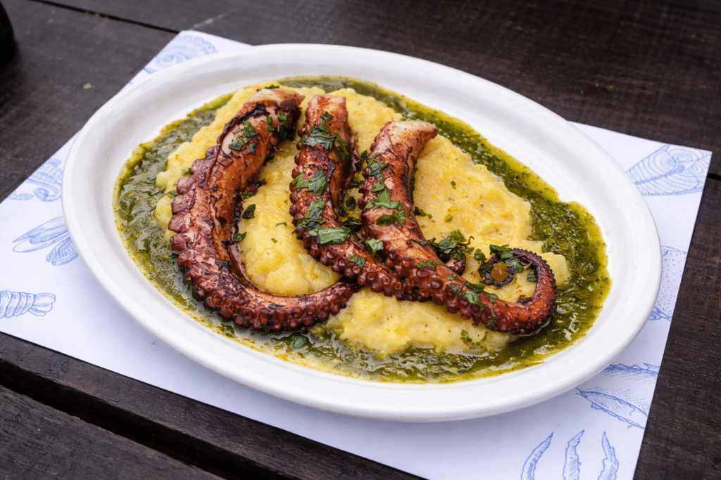 polvo-com-pure-e-pesto-1024x683 Polvo com Purê de Batata e Molho Pesto: Receita Sofisticada com Sabor de Restaurante