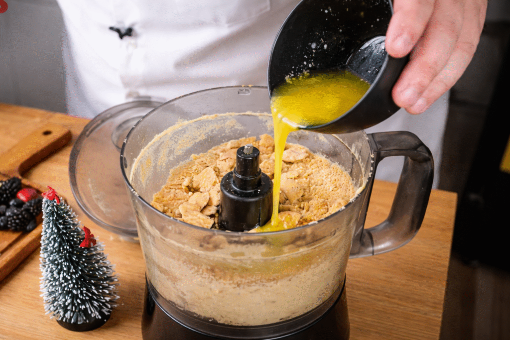 preparando-base-para-cheesecake-1024x683 Cheesecake de Frutas Vermelhas Fácil: Sobremesa Perfeita para o Natal