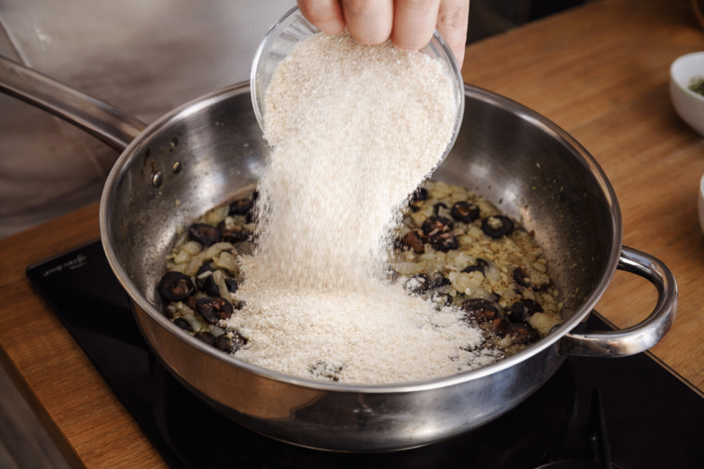 preparando-farofa-de-azeitonas-1024x683 Farofa de Azeitonas: Receita Aromática e Cheia de Personalidade