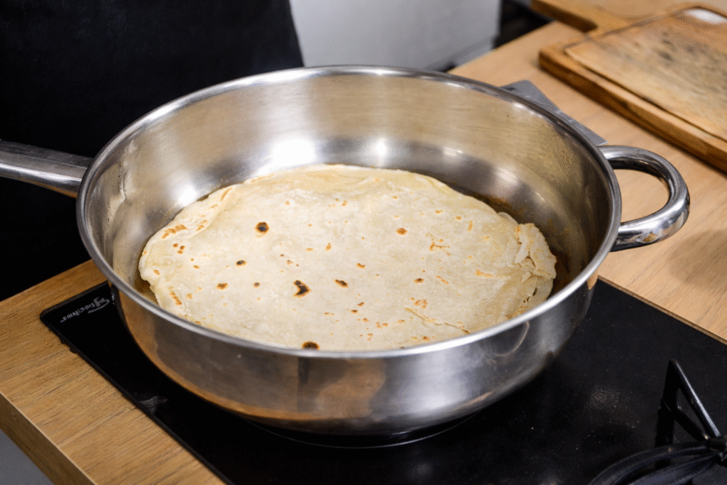 preparando-masa-de-tortilha-na-frigideira-1024x683 Tortilha de Farinha de Trigo Caseira: Base Perfeita para Burritos e Tacos
