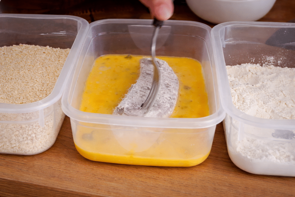 preparando-o-empanamento-do-peixe-frito-1024x683 Filé de Peixe Frito com Arroz de Coco