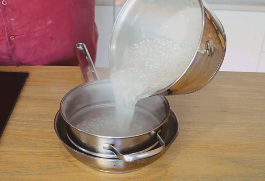 preparando-o-sagu-para-receber-o-vinho Sagu de Vinho com Creme Branco: Sobremesa Clássica e Cheia de Personalidade