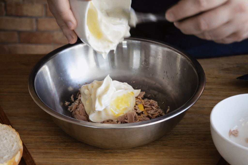preparando-recheio-de-atum-para-sanduiche-1024x683 Sanduíche de Atum: Receita Rápida, Prática e Muito Saborosa