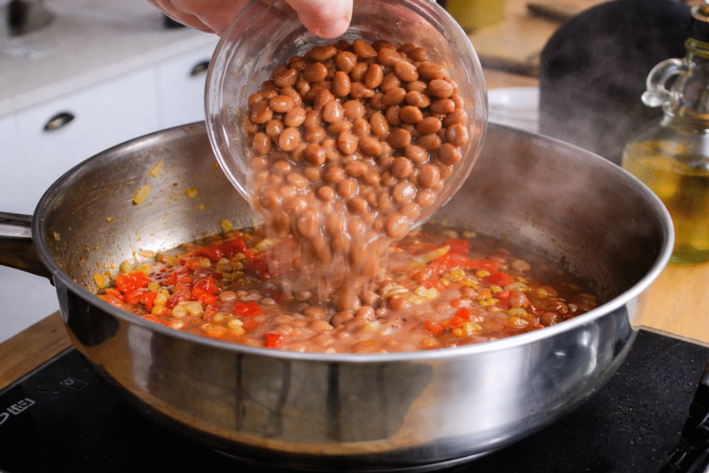 preparando-recheio-de-burrito-com-feijao-1024x683 Burrito de Frango Grelhado: Receita Mexicana Completa, Saborosa e Fácil