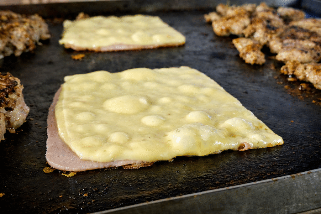 presunto-e-queijo-bem-derretido-na-chapa-1024x683 Frango Clássico do Chef PV Show — Suculento, Dourado e Irresistível!