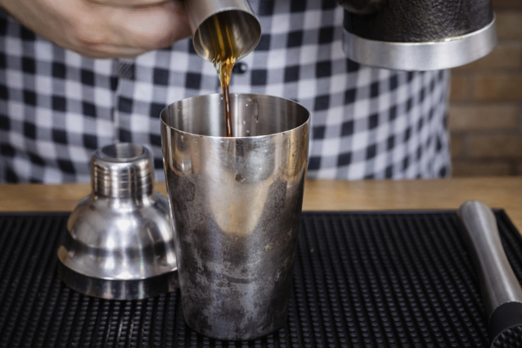 que-tal-uma-dose-de-cafe-no-seu-drink-1024x683 Expresso Brasil: Drink com Cachaça e Café