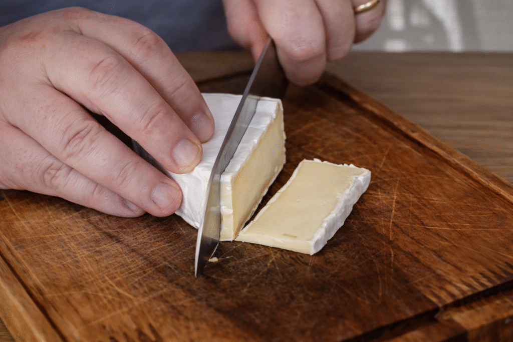 queijo-briel-para-rechear-tamaras-1024x683 Tâmaras Recheadas com Presunto de Parma e Brie: Aperitivo Sofisticado e Fácil