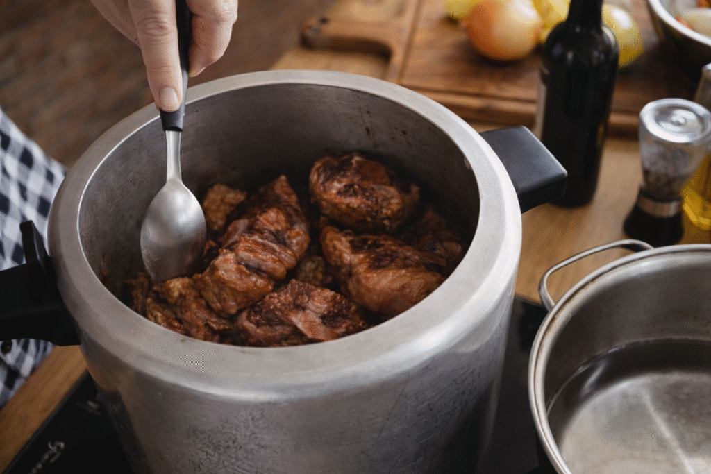 rabada-cozinhando-na-pressao-1024x683 Rabada com Purê de Batata Cremoso: receita reconfortante e cheia de sabor