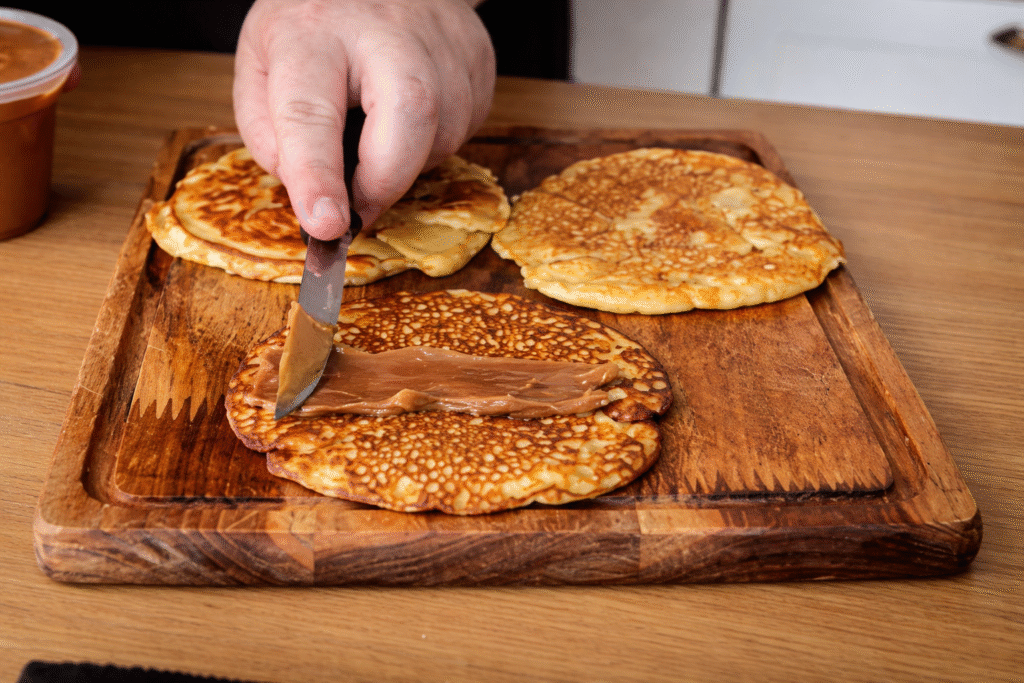 recheando-a-panqueca-com-doce-de-leite-1024x683 Panqueca Brûlée com Doce de Leite na Churrasqueira: Sobremesa Perfeita para Impressionar