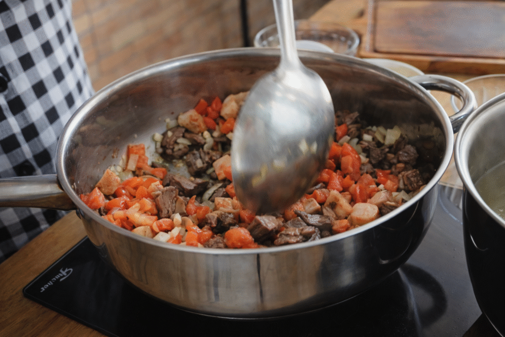 refogado-base-do-carreteiro-1024x683 Carreteiro Cremoso com Sobras de Churrasco: reaproveitamento cheio de sabor