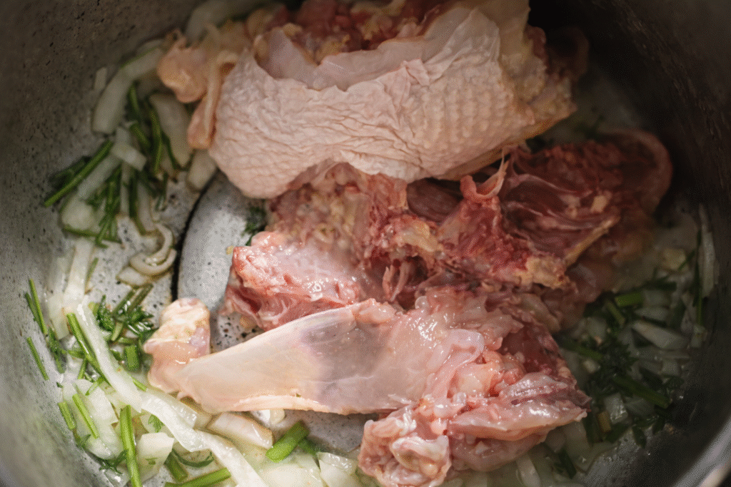 refogando-o-frango-para-fazer-um-caldo-1024x683 Caldo de Frango Caseiro: Receita Simples e Cheia de Sabor com Carcaça