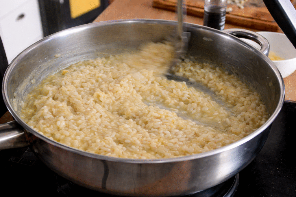 risoto-branco-para-ser-acompanhado-com-pesto-1024x683 Risoto Branco com Pesto: Receita Cremosa, Elegante e Cheia de Sabor